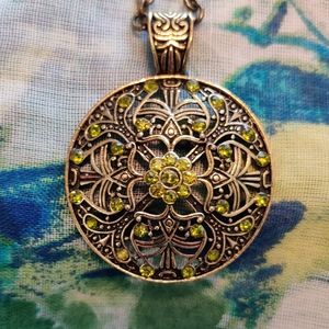 Macy's Peridot Green Color Medellion Necklace EUC